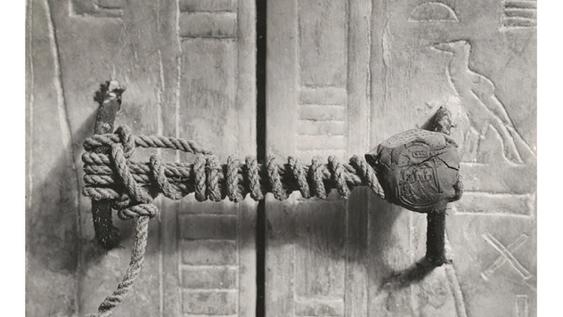 История одной фотографии. Нетронутая печать на двери гробницы Тутанхамона, к которой никто не прикасался больше 3000 лет