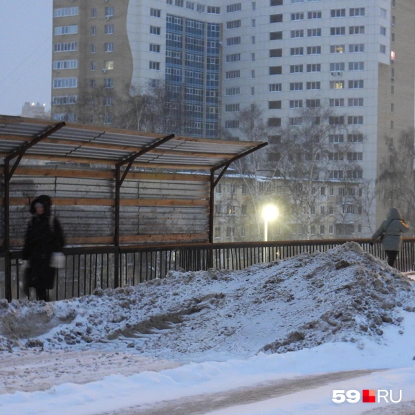 Некоторые продолжают ходить по тротуару, который пока не закрыли | Источник: Кирилл Хафизов / 59.RU