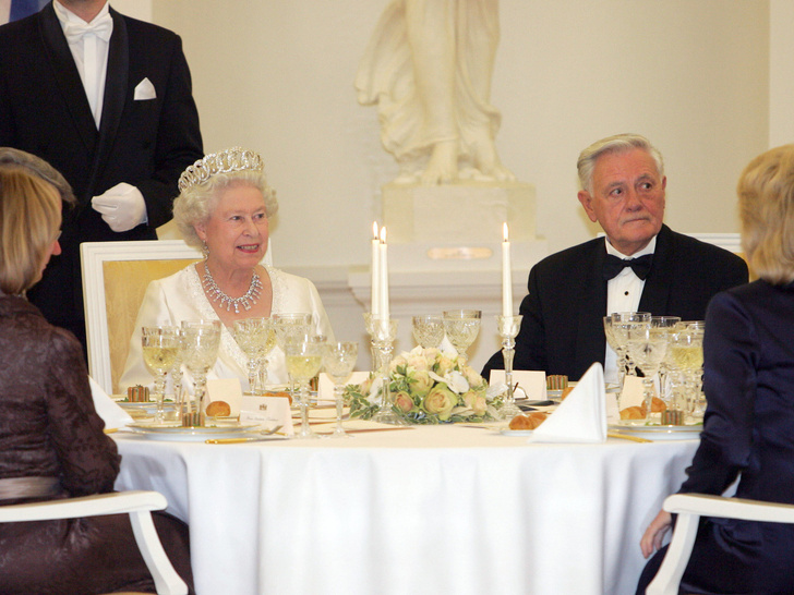 Сколько человек могут сидеть за обеденным столом с Королевой (и почему)