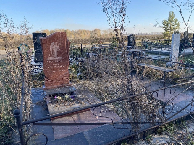 Относительно современная могила, однако фото нет, как на старой | Источник: Ирина Господаренко / NGS22.RU