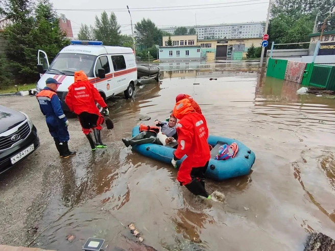 Без лодки или специальной экипировки такую лужу лучше даже не пытаться преодолеть | Источник: КГКУ «Спасатель» / МАКС