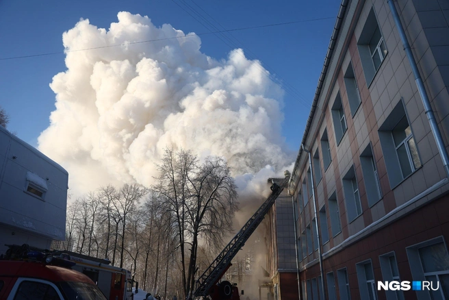 Вокруг здания очень много дыма | Источник: Александр Ощепков / NGS.RU