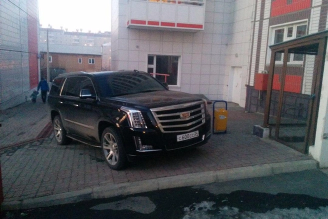 «Кадиллаку» комфортней на тротуаре. Фото Анны Головиной