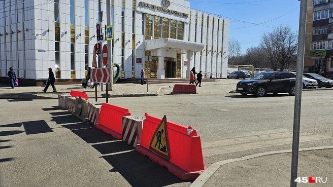 Но водители едут по Зорге несмотря на ограждения | Источник: Дарья Никитченко / 45.RU