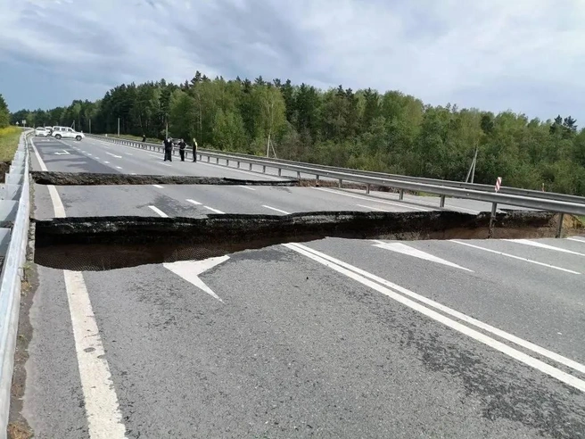 Дорожное полотно на трассе разрушено, провалился асфальт | Источник: читатель 72.RU