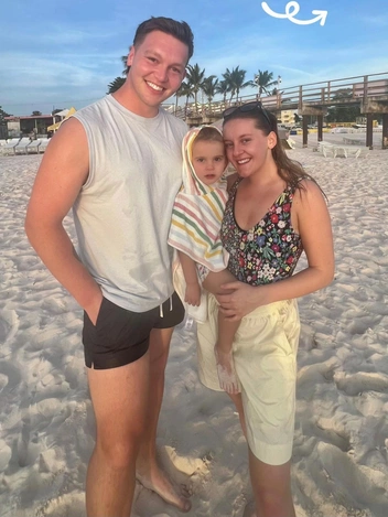 29-летний отец работает вахтой на круизном лайнере. Это не помешало ему подарить дочке счастливое детство