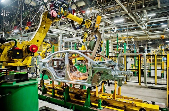 Lada Iskra — проект, запущенный еще при Renault. Но французы хотели строить на одной платформе десятки моделей, а не один седанчик, который получился очень близким к «Весте» и, похоже, обрушил ее продажи еще до выхода | Источник: пресс-служба АВТОВАЗа