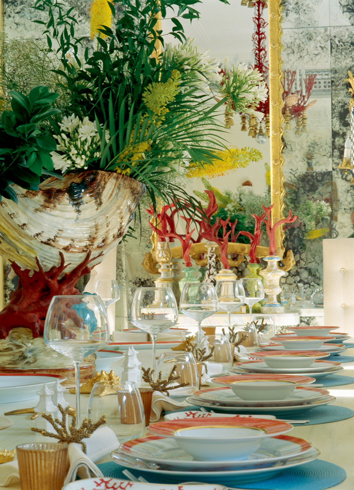 На столе — фарфоровый сервиз, Raynaud, и расписные постаменты с кораллами (Франция, XVIII век).