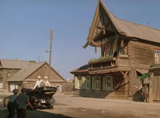 Кадр из фильма и современный вид на дом № 34 по улице Нечаева в Астрахани. Не исключено, что его снесут в обозримом будущем | Источник: Киноконцерн «Мосфильм» / YouTube