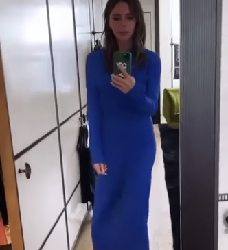 Фото №1 - Ультрамариновая осень: Виктория Бекхэм в платье пронзительного синего цвета