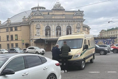 У Цирка на Фонтанке столкнулись инкассаторская машина и Kia