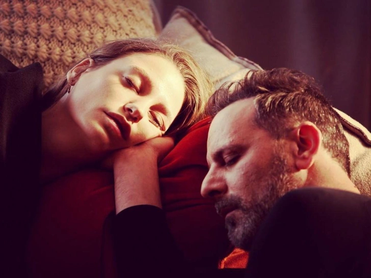 Поклонники сериала «Фи, Чи, Пи» всегда удивлялись, как Озан Гювен так органично сыграл психопата в кадре, пока не стало известно о том, что в реальной жизни актер очень похож на своего персонажа. | Источник: Кадр из сериала «Фи, Чи, Пи»