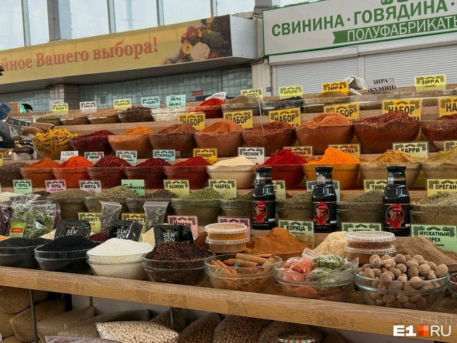 А сюда специально приезжают покупатели, чтобы затариться специями и рисом для плова | Источник: Дарья Костомина / E1.RU