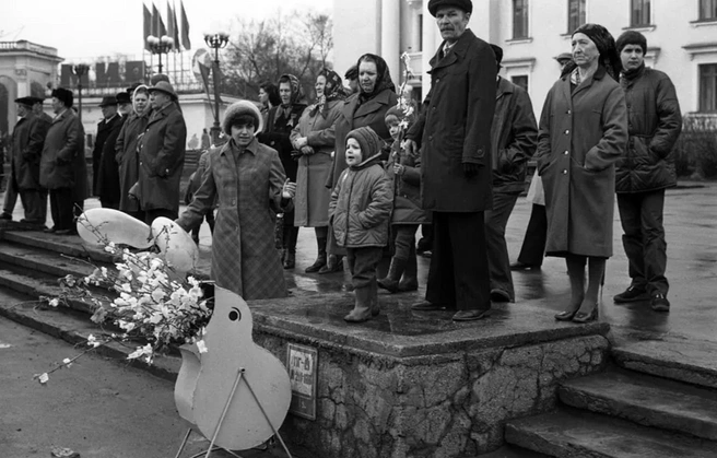 А вы помните такие урны в Новокузнецке? | Источник: pastvu.com