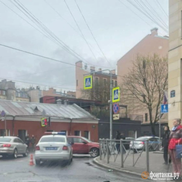 Полиция ехала разнимать драку, но иностранец на «Мазде» отправил ее в забор | Источник: читатель «Фонтанки»