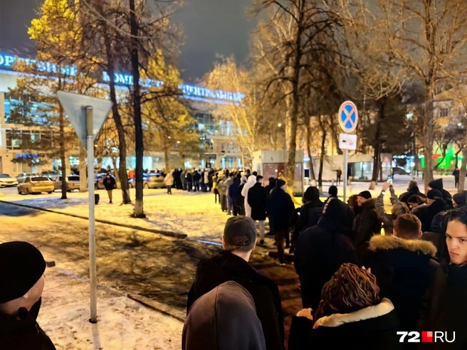 Многим уже удалось пройти в зал | Источник: читатель 72.RU