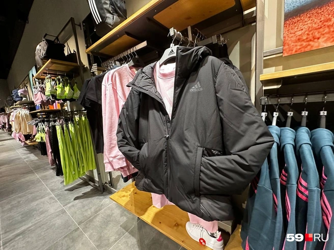 Женская спортивная куртка с классическим логотипом Adidas стоит 14 500 рублей, раньше ее продавали за 40 тысяч рублей. На сайте данная модель не представлена | Источник: Наталья Пальникова