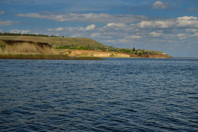 Голубая вода так и манит открыть купальный сезон | Источник: Олег Рыбалко