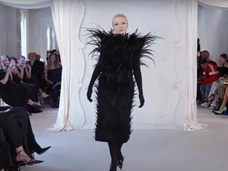В перьях, но без шеи – Литвинова на показе Balenciaga с Кидман, Кардашьян и другими селебрити