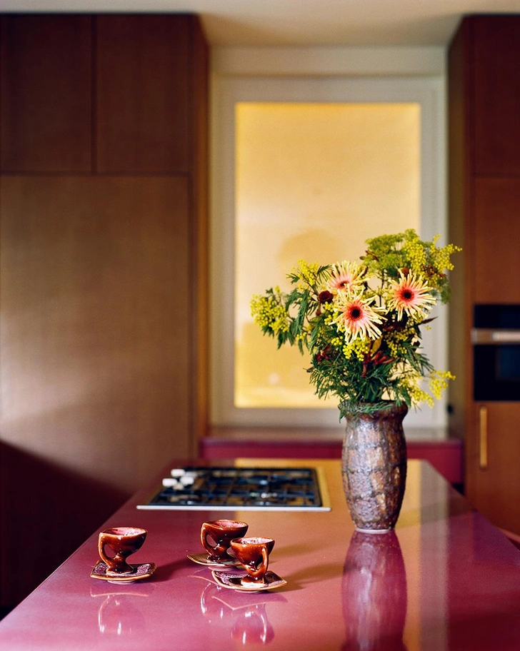 Для кухни сделали столешницу из розового вулканического камня | Источник: Клеман Вайсьер