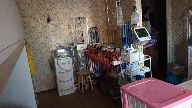Одна из комнат съемной квартиры напоминает палату в больнице. Младшая дочь тюменки не может самостоятельно дышать и подключена к аппарату ИВЛ  | Источник: личный архив героини публикации