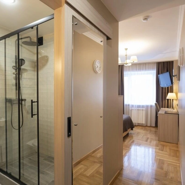 Еще один стандартный номер с современным интерьером | Источник: hotelkrs.ru