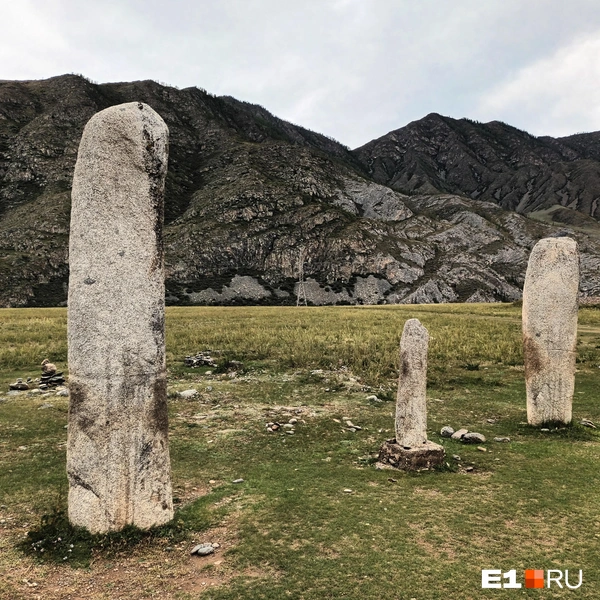 Оленные камни — каменные стелы, расположенные недалеко от села Иня. Связаны с древними погребальными и культовыми обрядами | Источник: Дарья Черткова