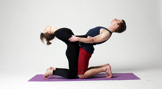 Йога с партнером: 10 асан, чтобы наладить отношения и пробудить чувства