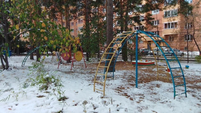 На Героев Труда, 37 стоит полусфера, к которой прилипло название «глобус» | Источник: Читательница НГС Надежда