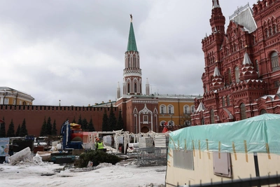 Разбор ГУМ-катка: елки без украшений и ярмарка за заборами