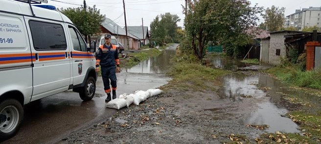 Вода частично затопила улицы и дворы частных домов | Источник: пресс-служба администрации Барнаула