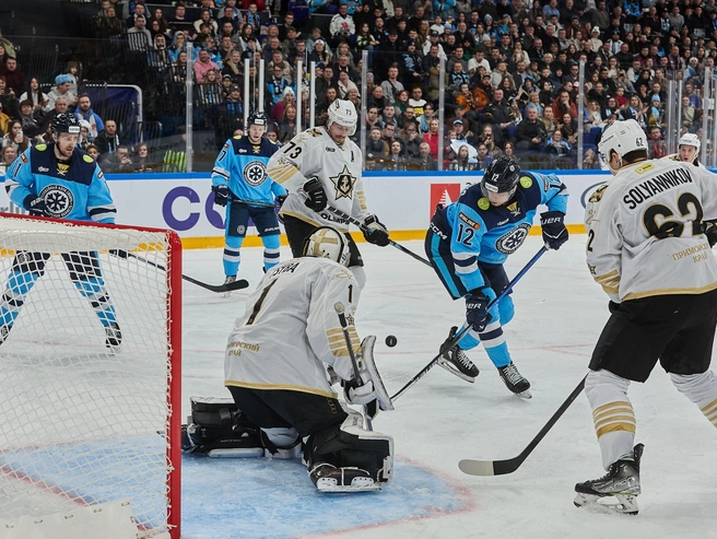 Валентин Пьянов забросил шайбу на последней минуте первого периода. | Источник: Александр Ощепков / NGS.RU