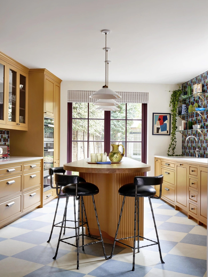 Кухонный гарнитур покрасили горчичной краской Middle Buff, Little Greene. Плитка на стене, Balineum. Напольное покрытие, Sinclair Till. Барные стулья, дизайн Роуз Юниак. Светильники. Hector Finch. | Источник: Саймон Браун (Simon Brown)