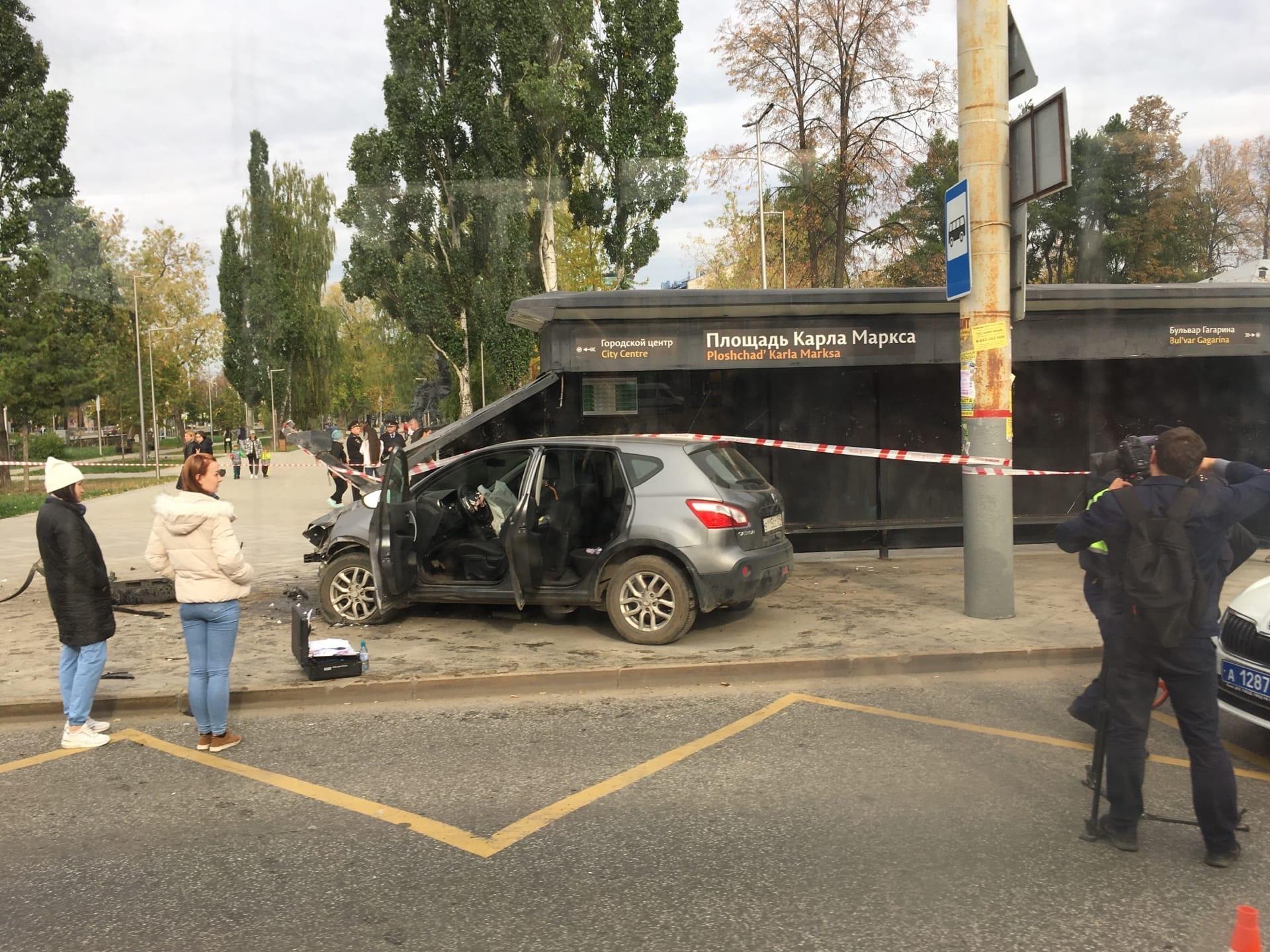 В Перми водитель врезался в остановку на площади Карла Маркса, есть  погибший и раненые 24 сентября 2022 г. - 24 сентября 2022 - 59.ру