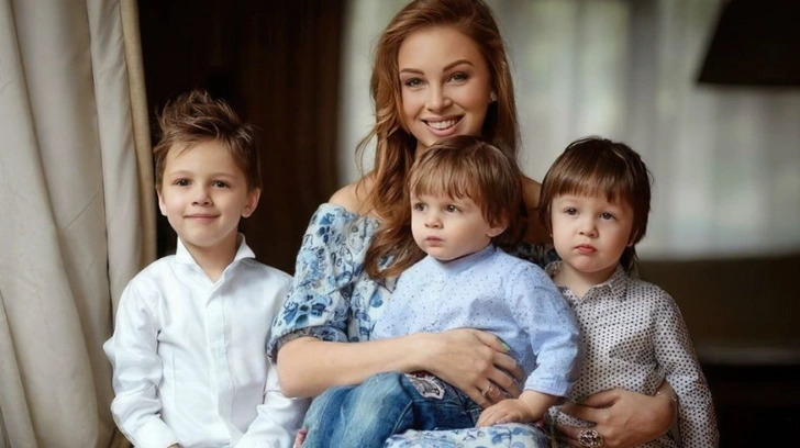 Полина Диброва и ее трое сыновей 