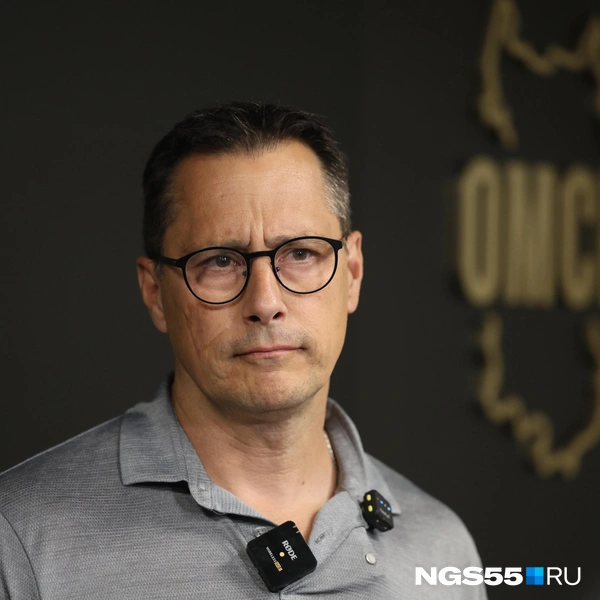 С хоккеистами на открытой тренировке был и главный тренер — Ги Буше | Источник: Евгений Софийчук / NGS55.RU