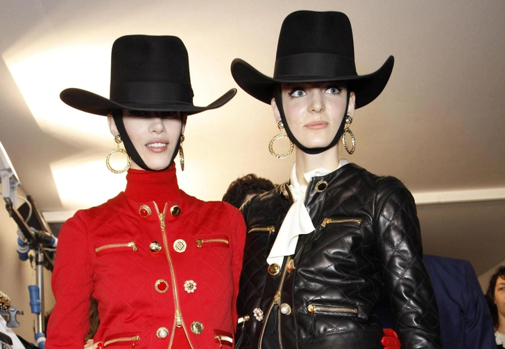 Модели в сомбреро на показе коллекции Moschino, февраль 2012 года | Источник: PPS Worldwide via Legion Media
