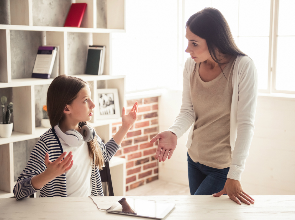 Мрачные последствия: к чему может привести родительская гиперопека | marieclaire.ru