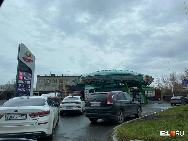 Водителям пришлось постоять в небольшой пробке, ожидая, когда АЗС снова заработает | Источник: Ирина Порозова / E1.RU
