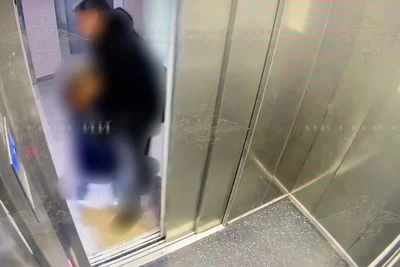 Полиция показала видео с мужчиной и девочкой в лифте