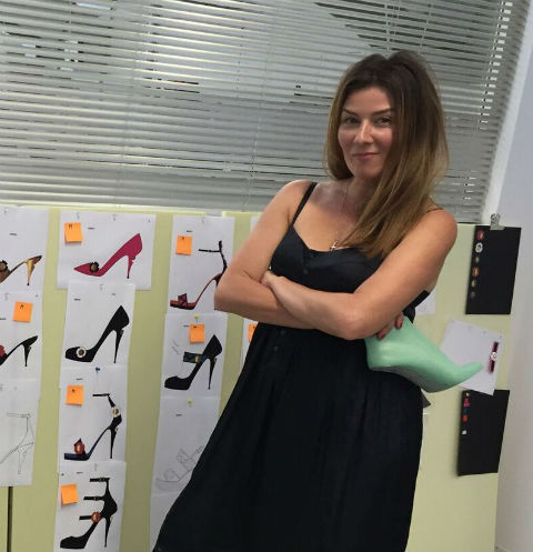 Жанна Бадоева с эскизами обуви из своей новой коллекции