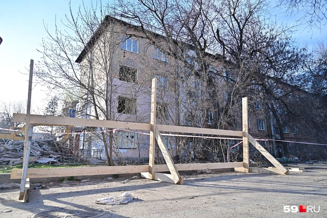Забор уже начали возводить | Источник: Василина Любимова / 59.RU
