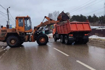 Уборка снега на улицах Липецка продолжается