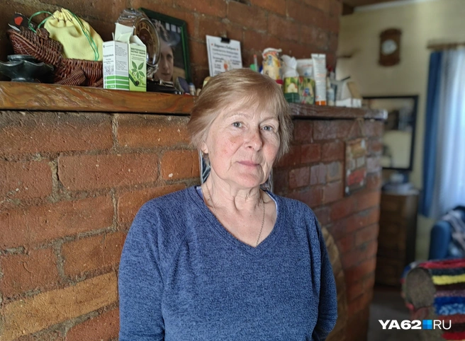 Ольга Николаевна любит свой дом, но иногда из-за копоти ей хочется все бросить и уехать отсюда | Источник: Кристина Мельникова / YA62.RU