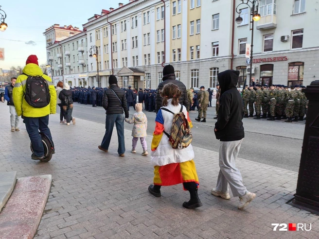 Кстати, в сам День Победы по центру города&nbsp;— только пешком: для вашей безопасности (и окружающих&nbsp;тоже) | Источник: Юлия Мальцева / 72.RU 