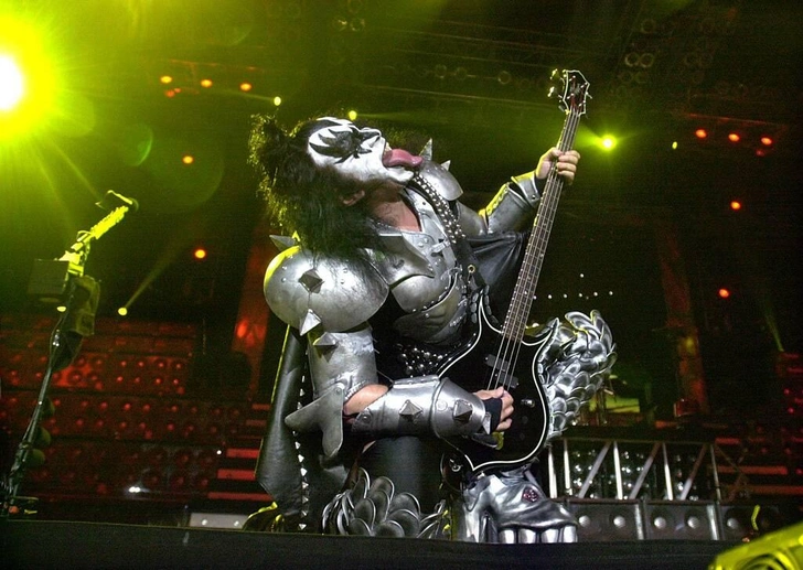 Джин Симмонс, басист рок-группы Kiss во время выступления группы в TD Waterhouse Center, Орландо, 11 апреля 2000 года | Источник: Imagn Images/Ernst Peters / USA TODAY NETWORK via Imagn Images/Sipa USA