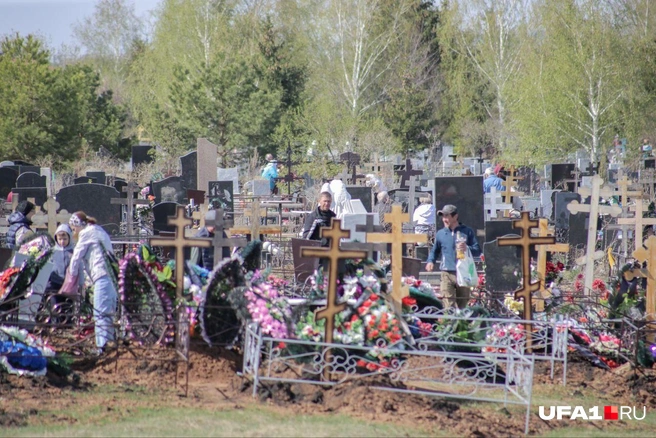 Люди чистят памятники, красят оградки