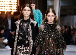 Неожиданная коллекция Giambattista Valli FW18-19