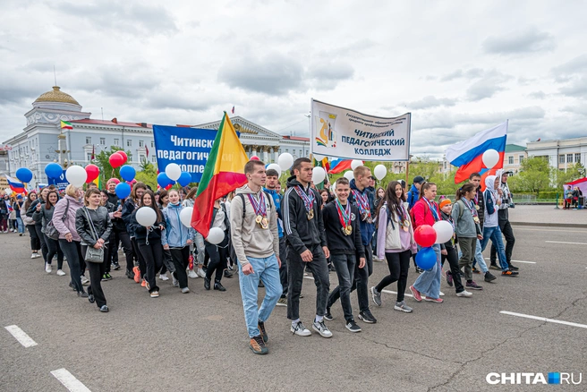 По площади идут представители организаций | Источник: Олег Фёдоров / CHITA.RU