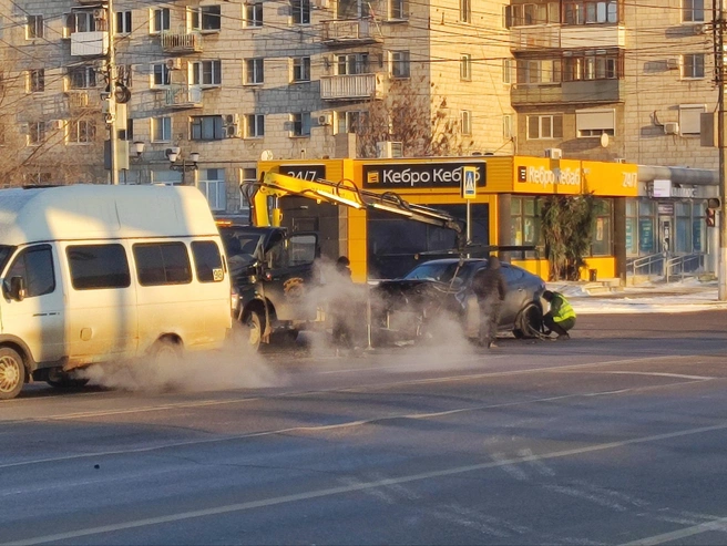Автомобиль BMW уже эвакуировали с места происшествия. | Источник: Денис Паустовский / V1.RU